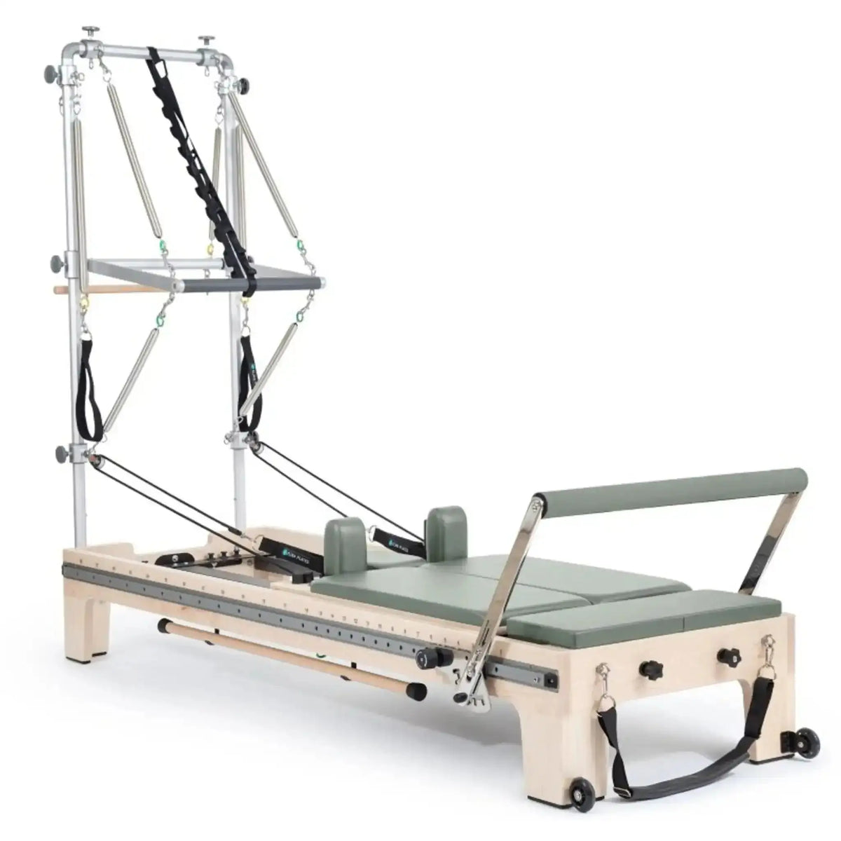 Elina Pilates Twin Reformer aus Ahornholz mit Polstern in Eukalyptus, Seitenansicht mit Turm auf Weiß