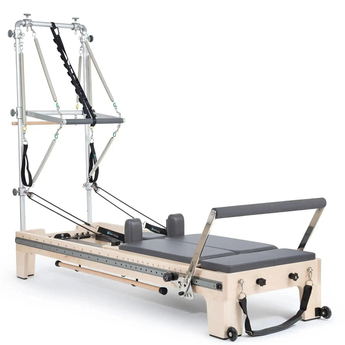 Elina Pilates Twin Reformer aus Ahornholz mit grauen Polstern, Seitenansicht mit Turm auf weißem Hintergrund