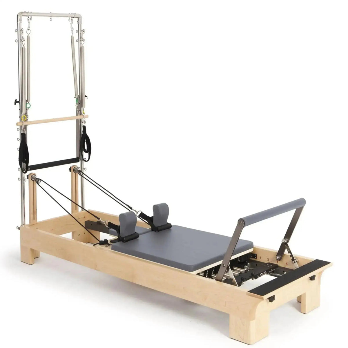 Elina Pilates Wooden Reformer mit Tower aus Rock-Ahorn, Polster in Grau, Schrägansicht