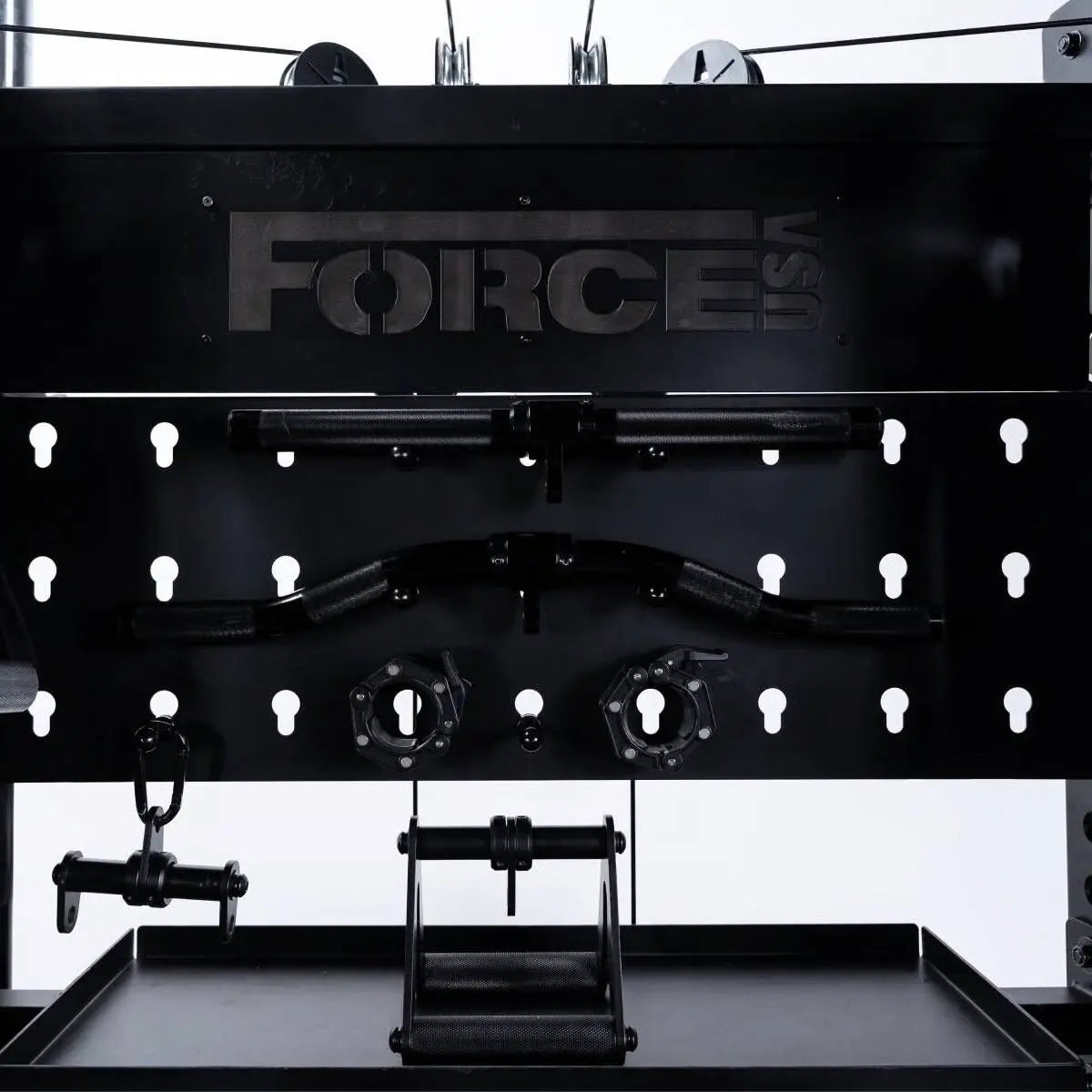 Force USA C20 All-In-One Trainer – Detail des Oberteils mit Logo und Zubehörhaken