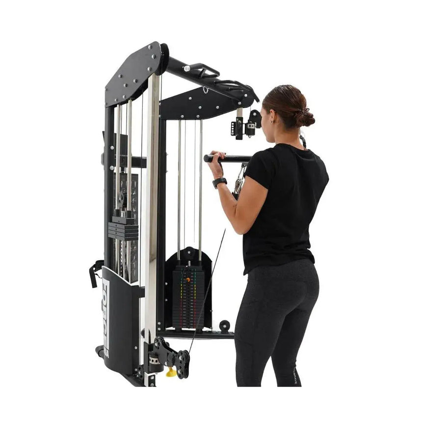 Force USA Functional Trainer mit verstellbaren Kabelzügen und robustem Rahmen für vielseitige Trainingsoptionen.