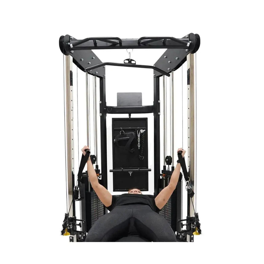 Force USA Functional Trainer mit verstellbaren Kabelzügen und robustem Rahmen für vielseitige Trainingsoptionen.