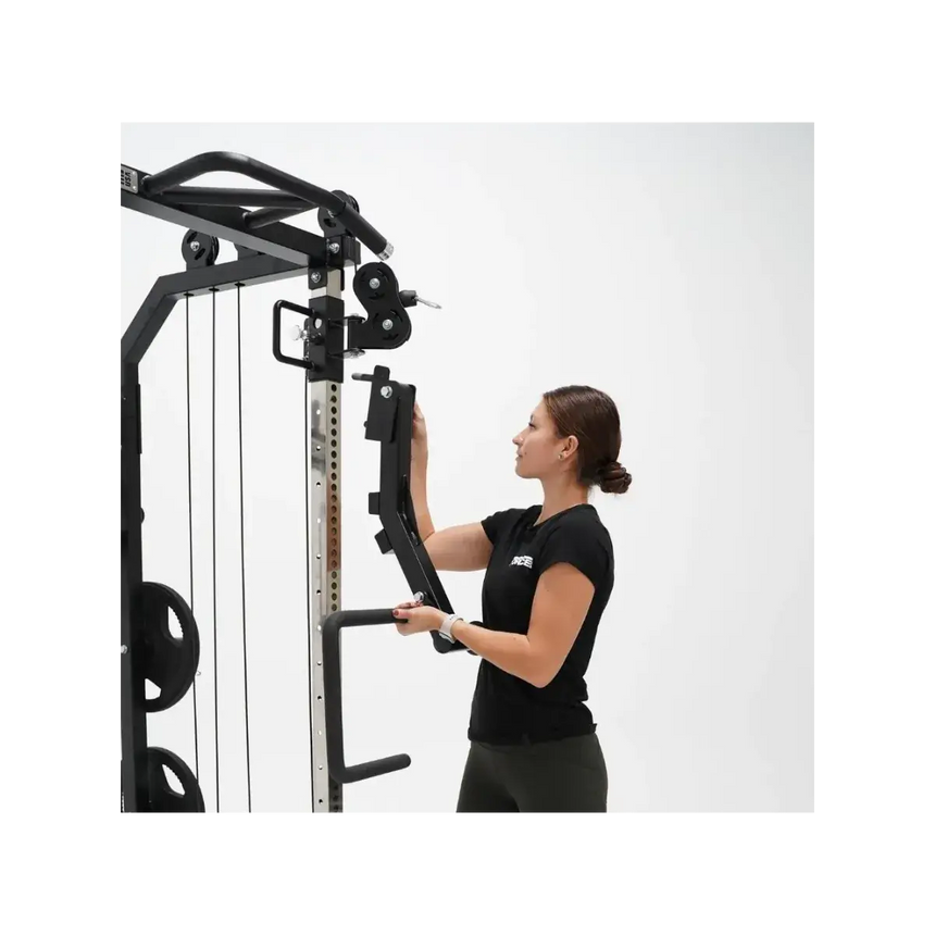 Force USA G6 Jammer Arms an einem All-In-One Trainer, bereit für intensive Kraftübungen.