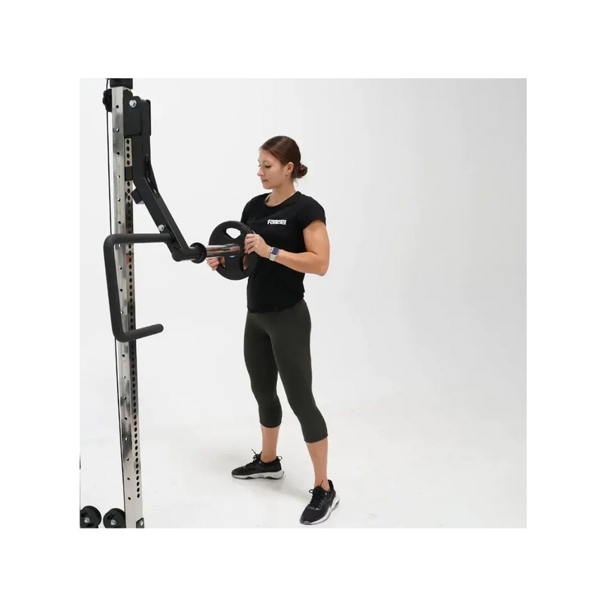 Force USA G6 Jammer Arms an einem All-In-One Trainer, bereit für intensive Kraftübungen.