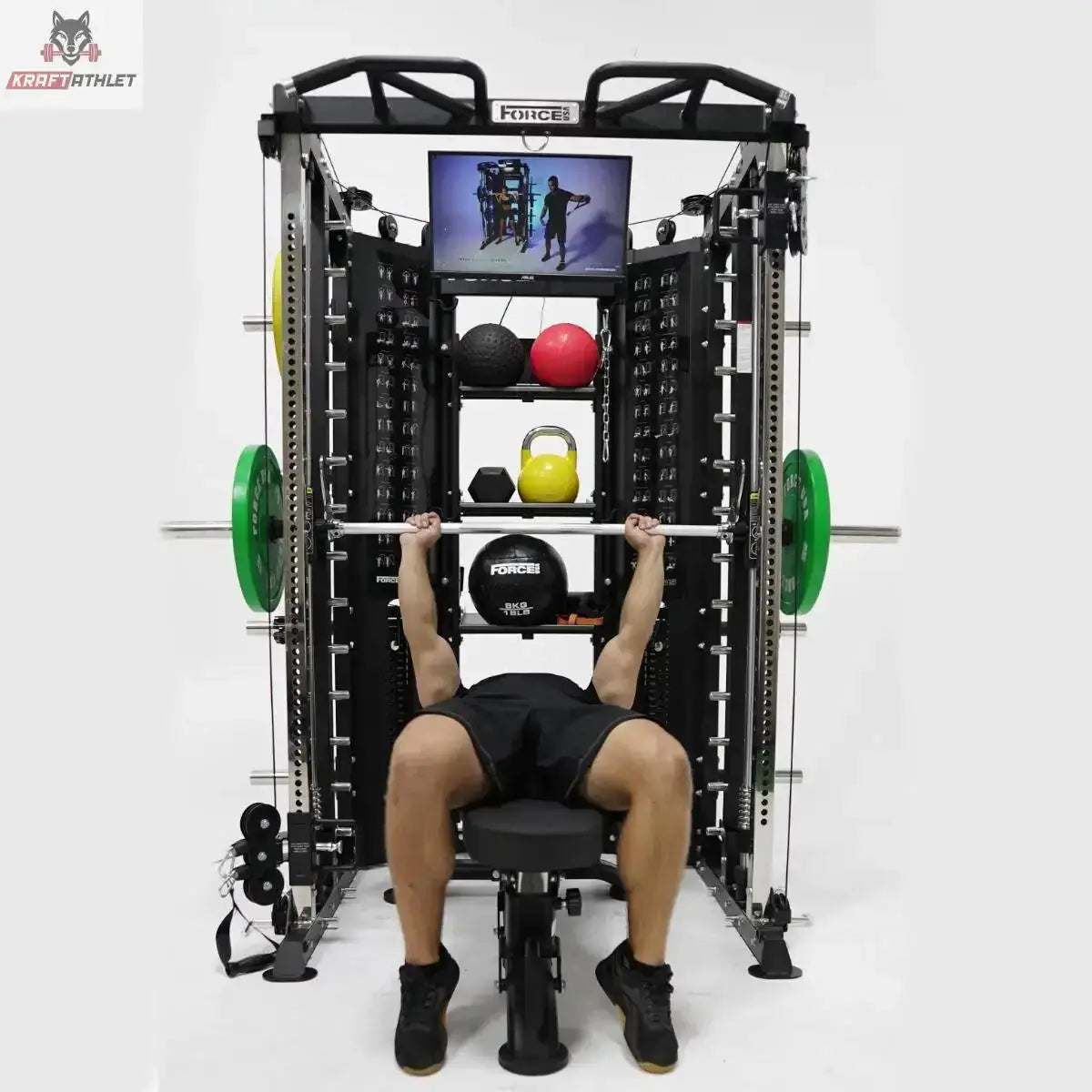 Force USA G15 All-In-One Trainer, Mann trainiert Bankdrücken in der Smith Machine