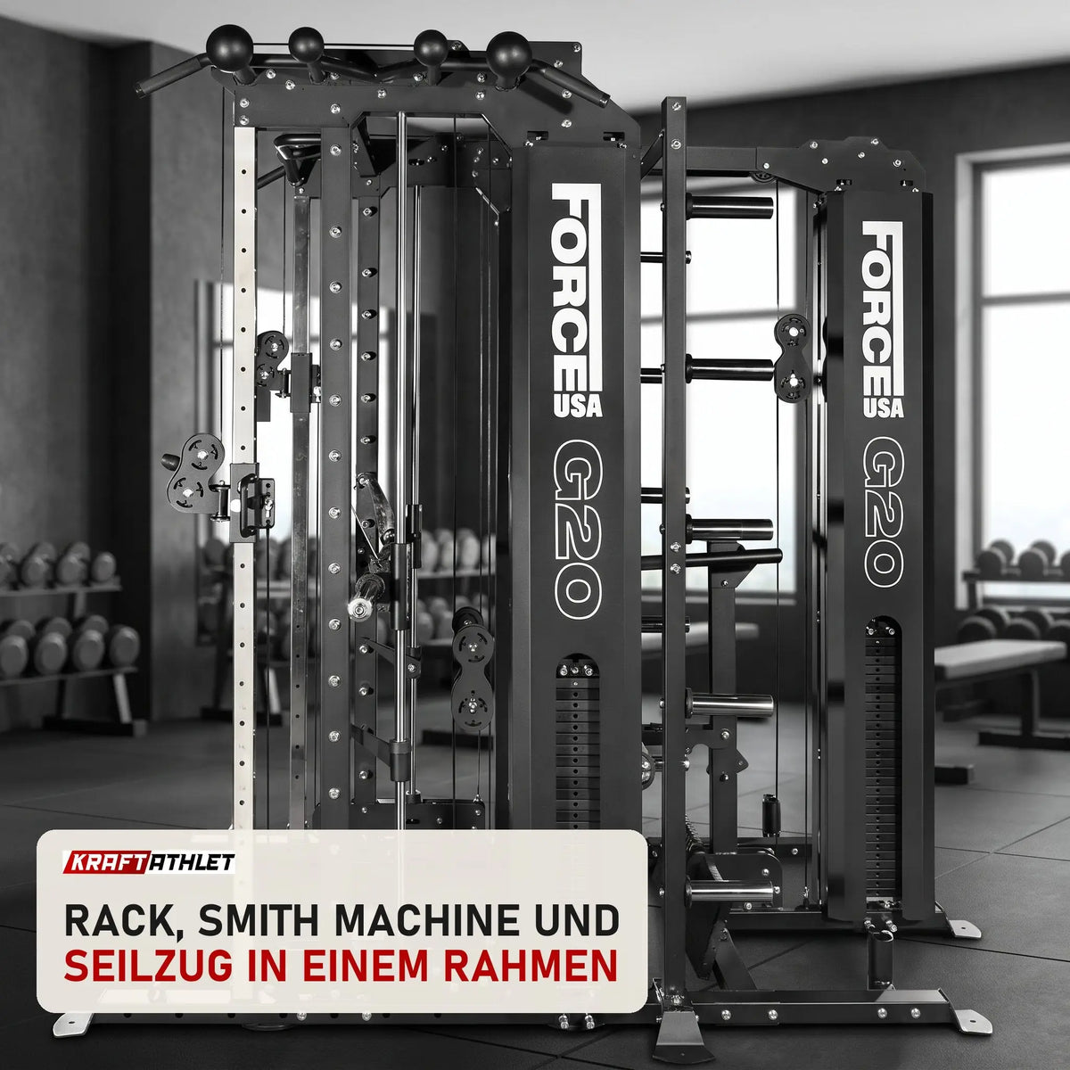 Force USA G20 V2 Pro All-In-One Trainer mit Lat Row Station in einem fertig eingerichteten Studio mit dunklen Wänden und Gummiboden
