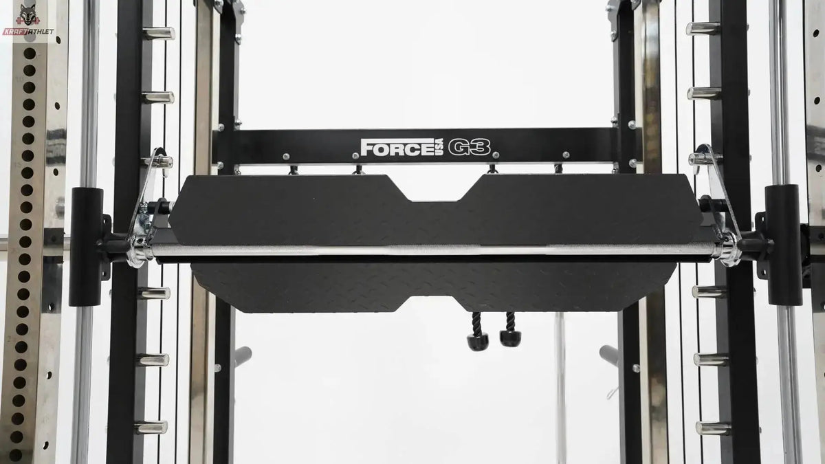 Force USA G3 V2 Beinpresse-Platte im Gestell montiert, Frontansicht mit Logo