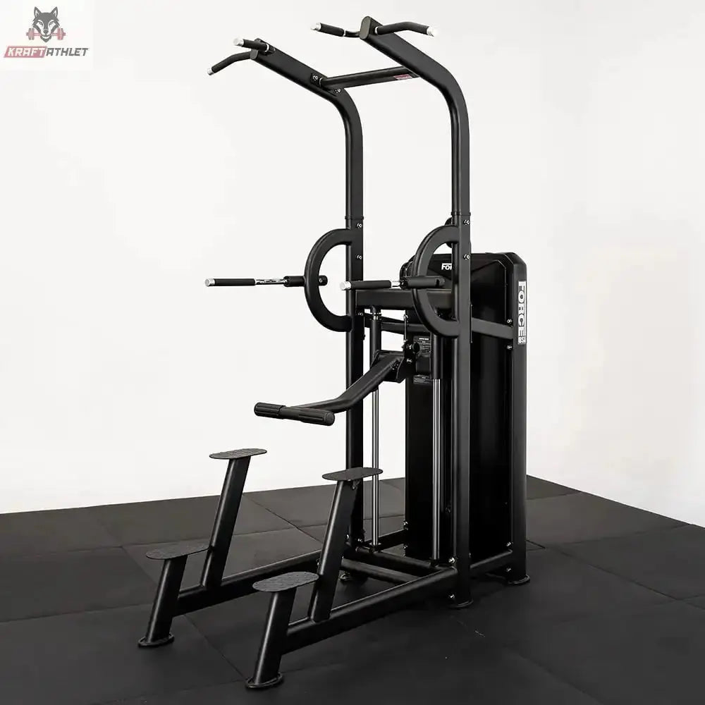 Force USA Kinetic Series Klimmzug- und Dipmaschine – Schrägansicht auf schwarzem Studioboden vor weißer Wand