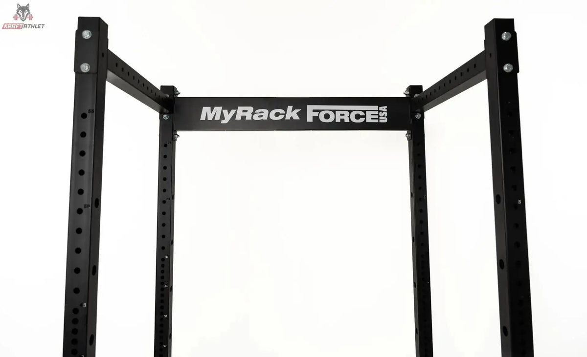 Force USA MyRack Power Rack Basis: Detail der oberen Querstrebe mit MyRack-Schriftzug