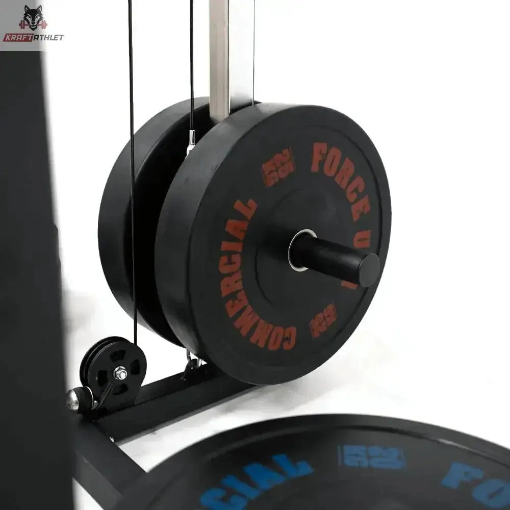 Force USA PT V2 Lat Attachment, Detail der Gewichtsaufnahme mit Bumper Plates und Umlenkrolle