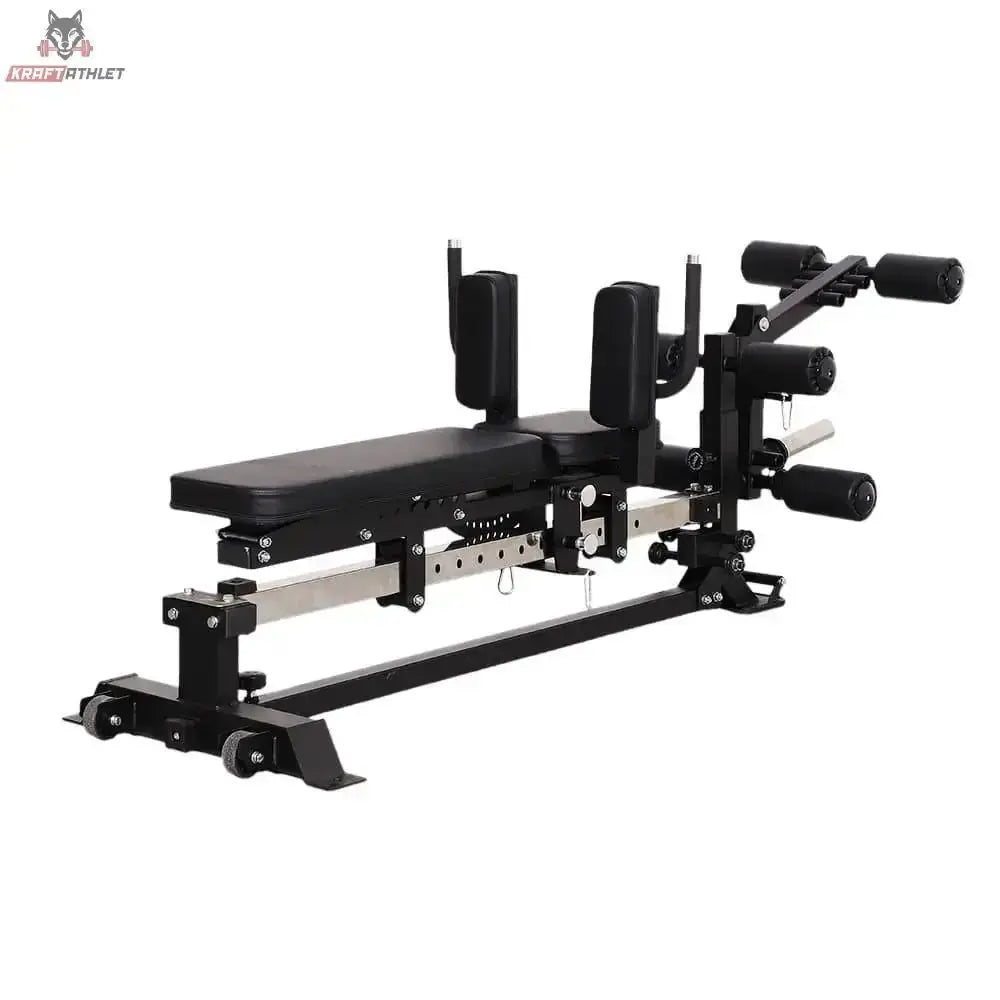 Force USA Sliding Bench Trainingsbank in Schrägansicht mit Beinhalter, Sitz und Schlitten auf der Laufschiene