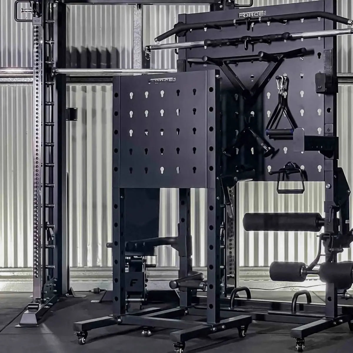 Force USA Storage Rack Pro Zubehörregal, Regal mit Lagerplatz Schrägansicht