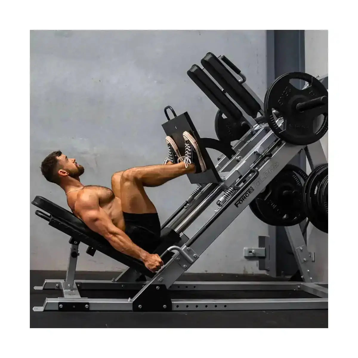 Force USA Ultimate V2 Leg Press & Hack Squat: Training im Studio an der Beinpresse mit Hantelscheiben