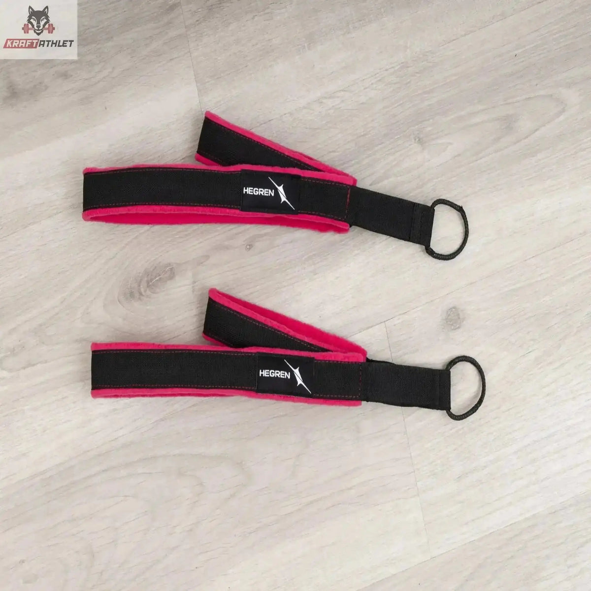 Hegren Double Loop Straps, Paar in Schwarz-Magenta auf Holzboden