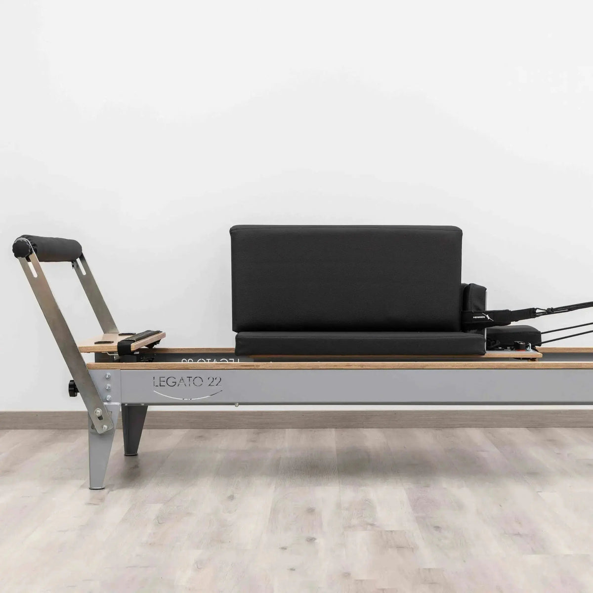 Hegren Pilates Box Modern auf dem Reformer in Seitenansicht, schwarze Polsterung