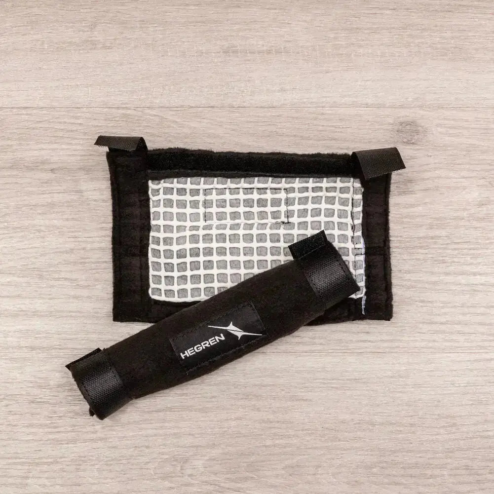 Hegren Slip Resistant Grip Handles Griffüberzüge, schwarzer Überzug und Wäschenetz auf Holzboden
