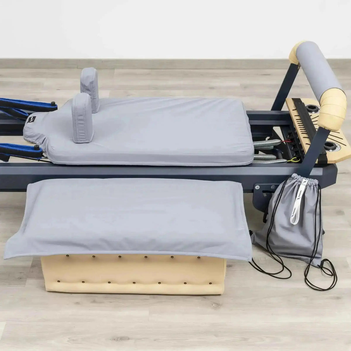 Hegren TALMA 62 Covers Collection Bezugset in Grau auf Reformer mit Box-Bezug und Transportbeutel