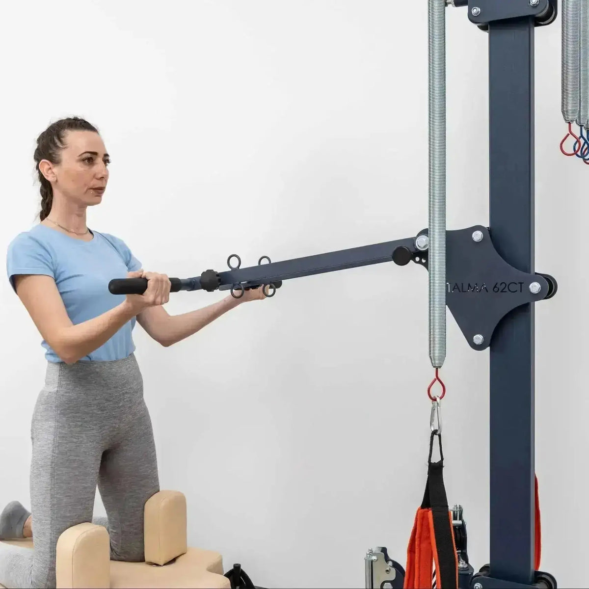 Hegren TALMA 62CT+ Reformer mit Tower, Frau im Stand mit der Stange am Tower, Nahaufnahme