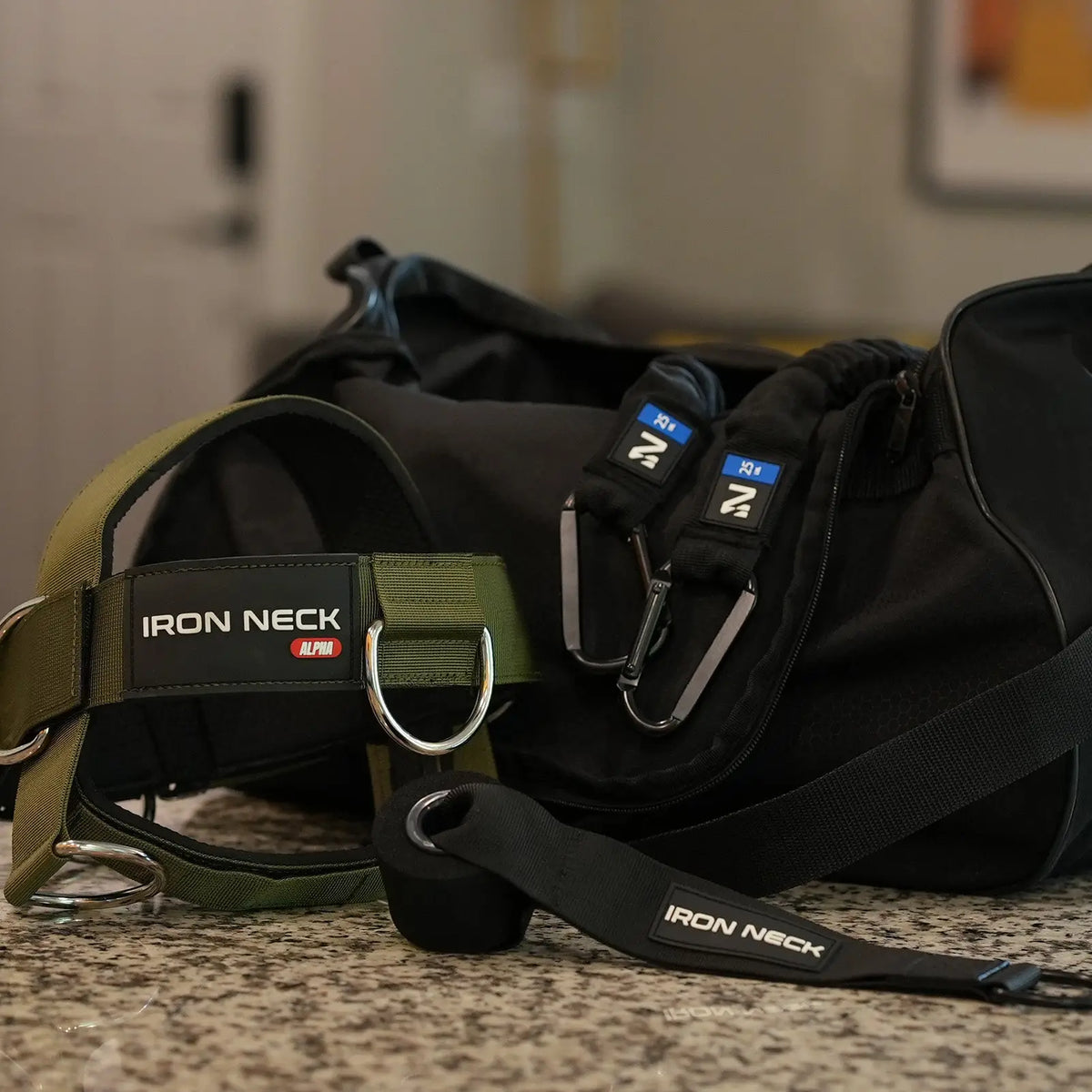 Iron Neck Harness Kit Medium Zubehör-Set: Kopfgeschirr, Bänder und Tasche auf einem Tisch, Detailansicht