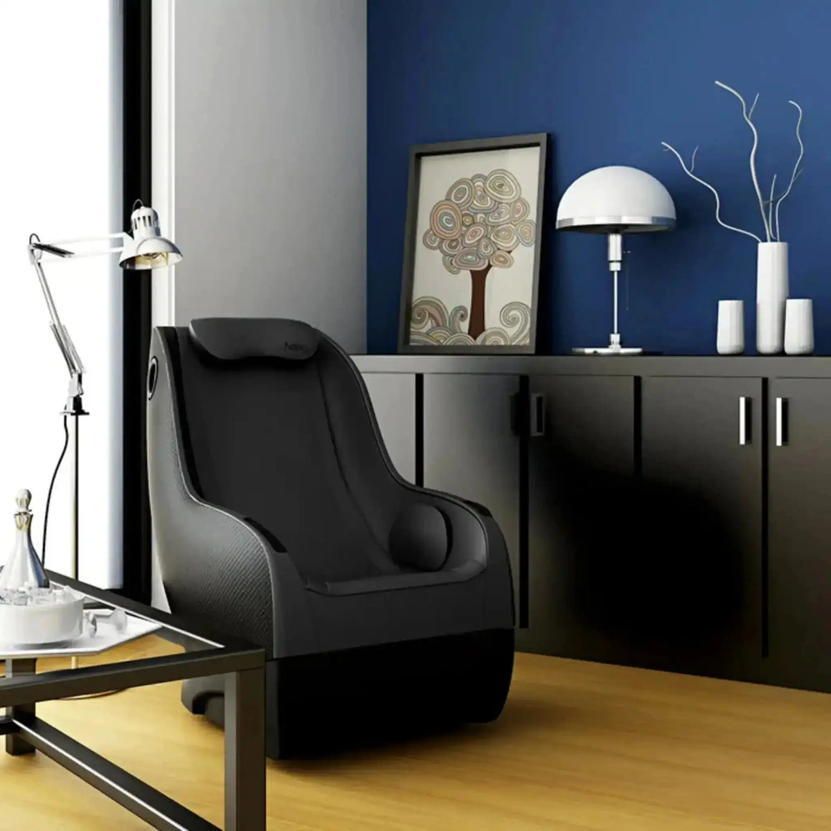 NAIPO Model A SpaceSaver A150 Massagesessel vor blauer Wand neben Sideboard und Lampe