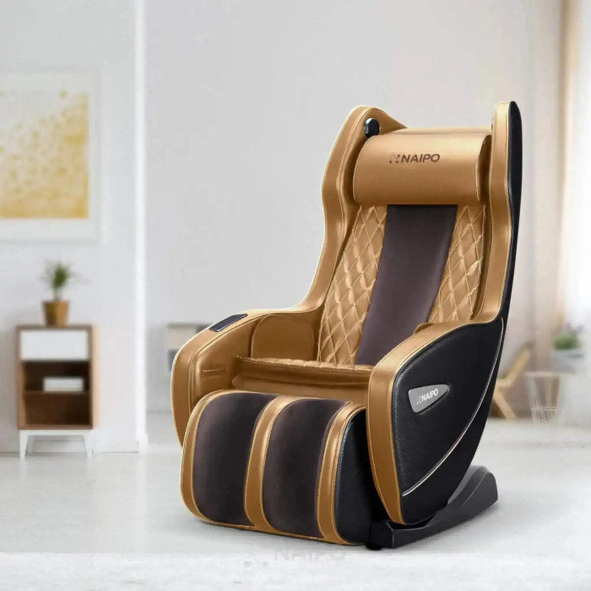 NAIPO Model U ClassicSwing 1900 Massagesessel in Braun, Schrägansicht im Wohnzimmer