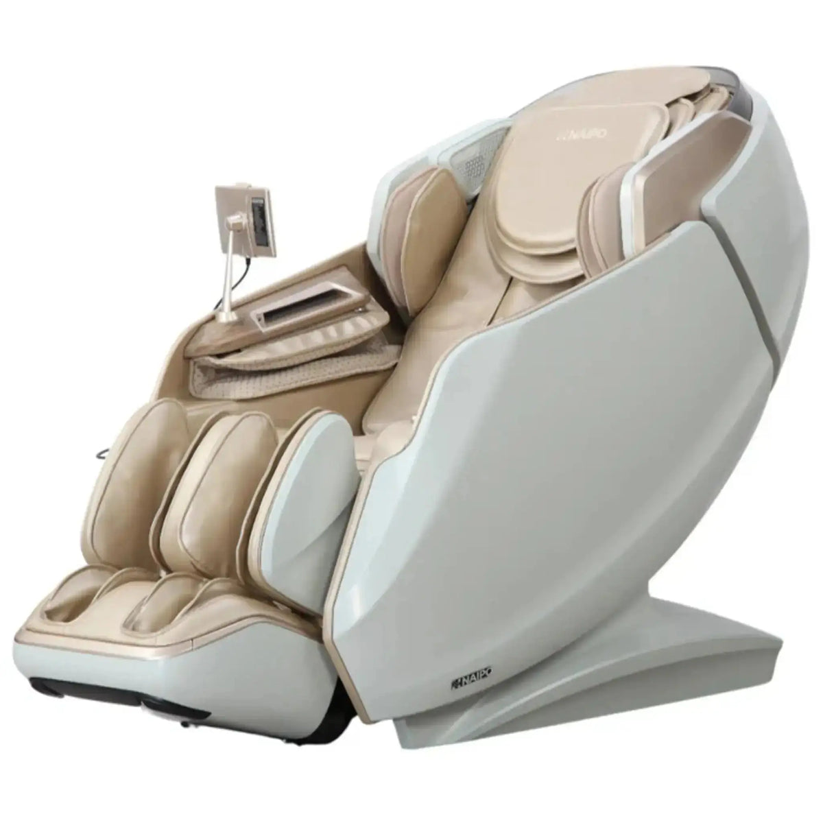 NAIPO S61 4D Massagesessel in Weiß mit beigen Polstern, Schrägansicht auf weißem Hintergrund