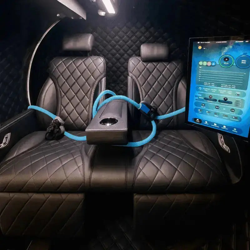 ProReset Atlantis Hyperbarkammer – Innenraum mit zwei gesteppten Ledersitzen und großem Display