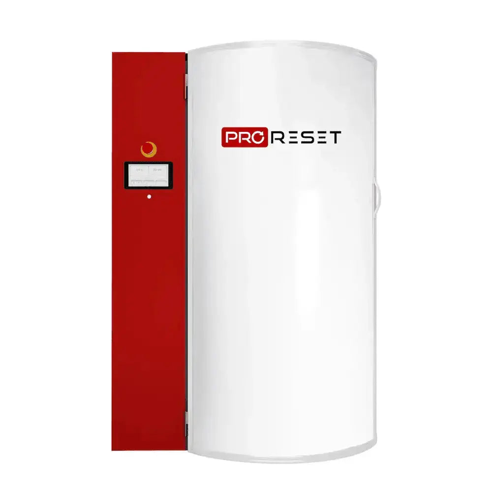 ProReset CryoPro Mini Kryosauna, Frontansicht in Weiß mit roter Tür und Bedienfeld