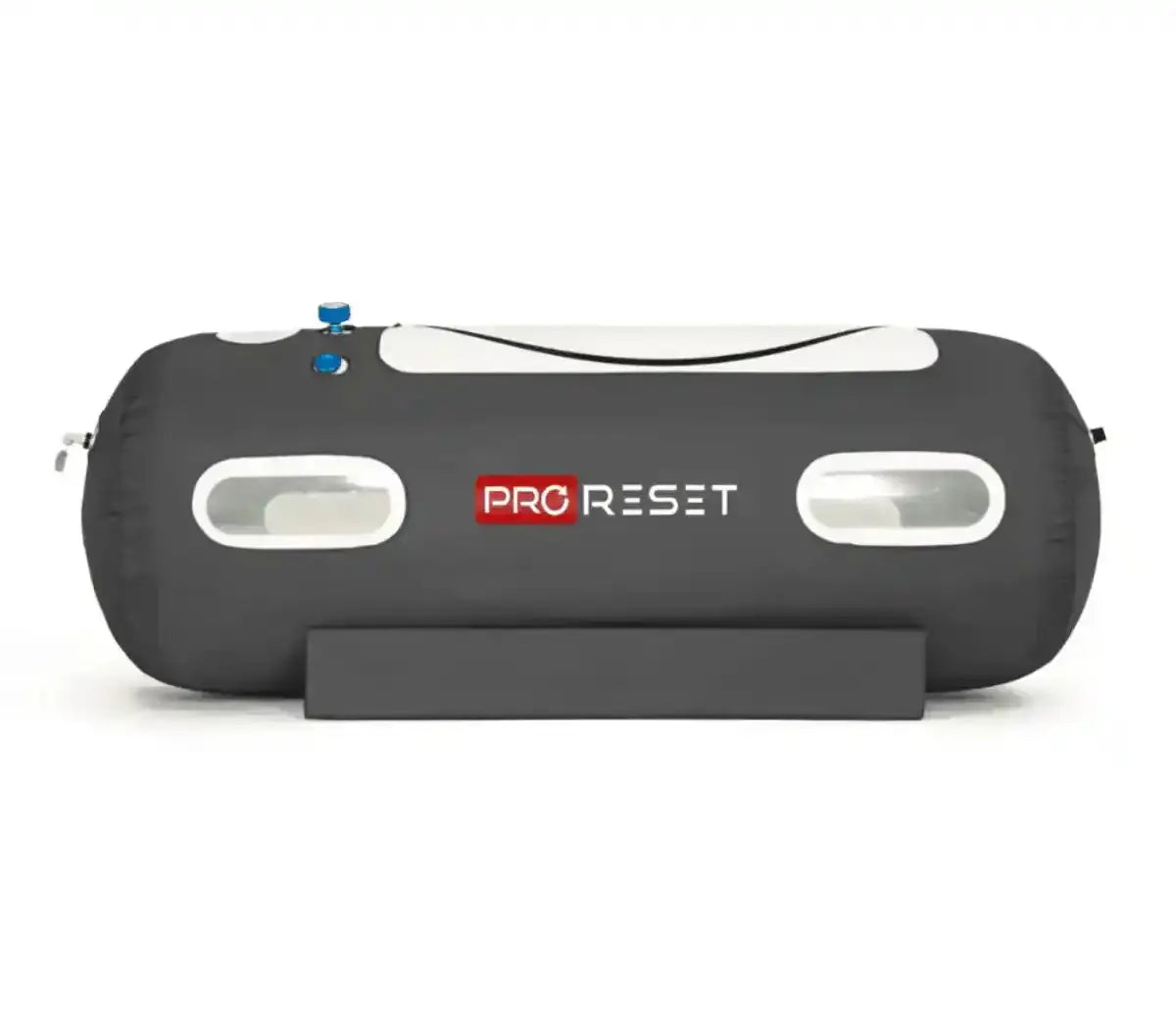 ProReset Flow 80 Softshell-Hyperbarkammer, Seitenansicht mit zwei Fenstern auf dem Sockel
