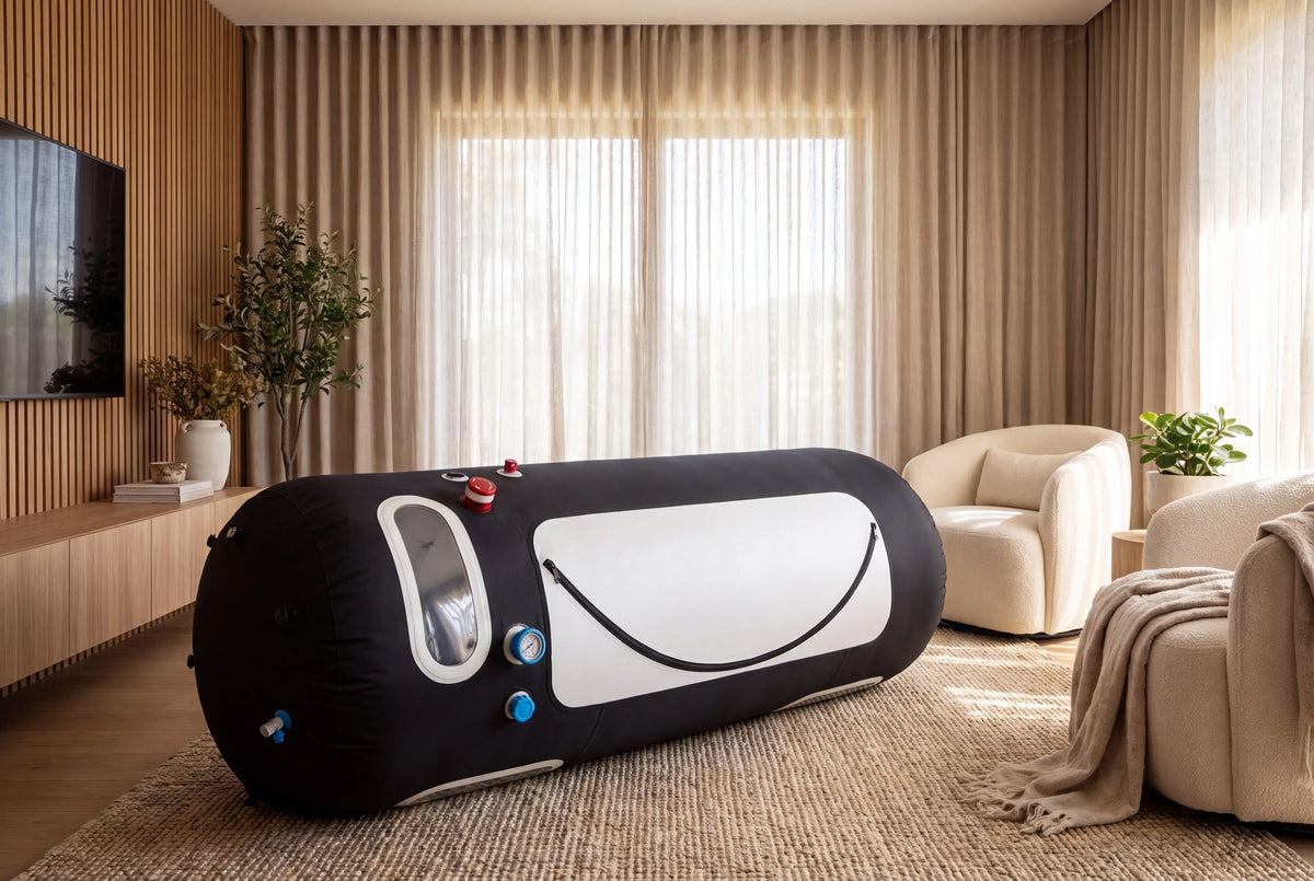 ProReset Flow 80 Softshell-Hyperbarkammer, in einem hellen Wohnraum mit Sofa aufgestellt
