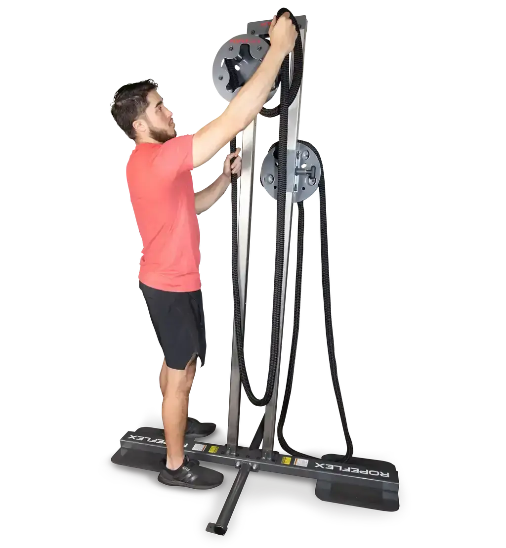 Ropeflex RX1500 Endlosseil-Station – Mann legt das Seil über die obere Trommel, Ganzkörperansicht
