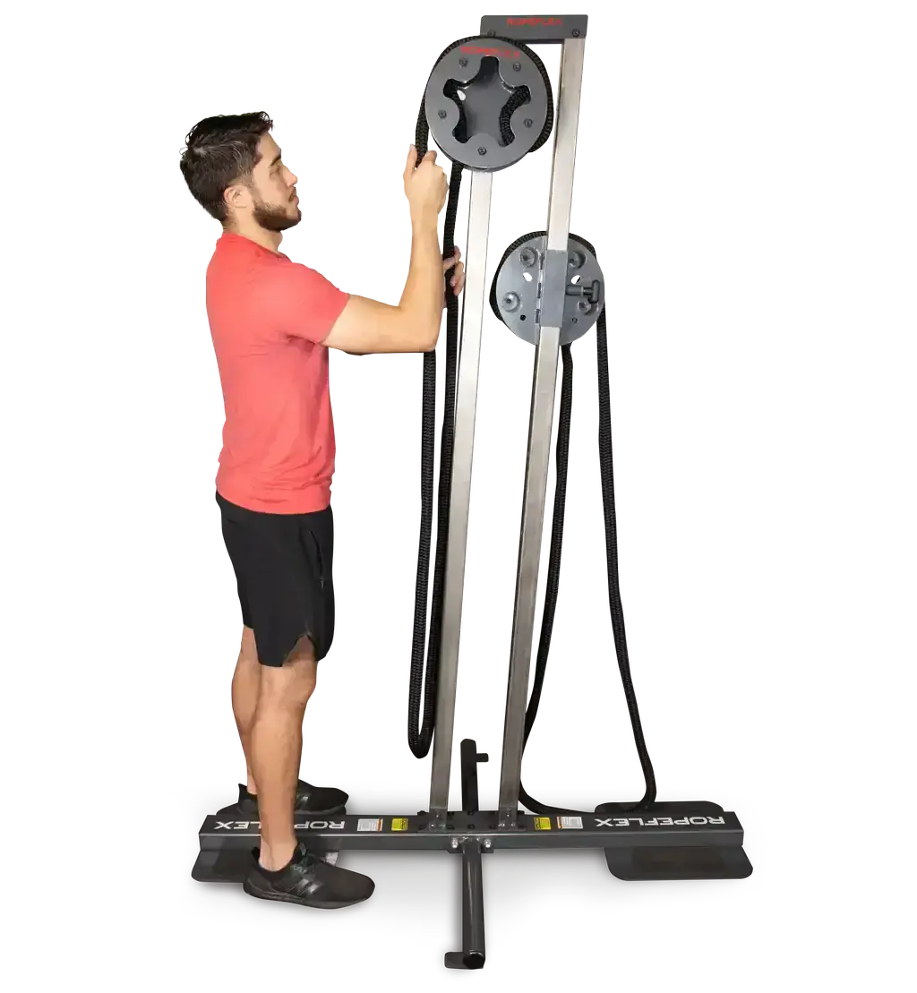 Ropeflex RX1500 Endlosseil-Station – Mann stellt den Widerstand an der oberen Trommel ein, Ganzkörper