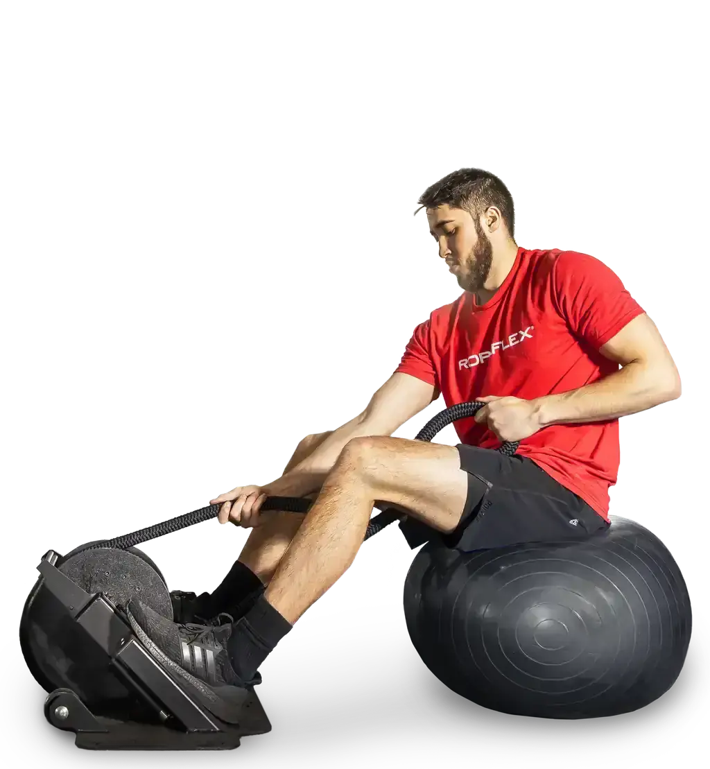 Ropeflex RX2000 Endlosseil-Bodengerät: Training im Sitzen auf dem Gymnastikball mit Zug am Seil, auf schwarzem Grund