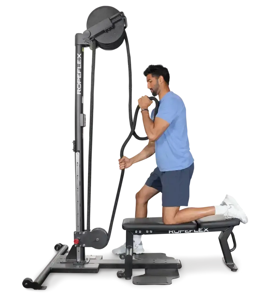 Ropeflex RX2500 Vertikal-Seiltrainer, Mann trainiert kniend auf der Bank
