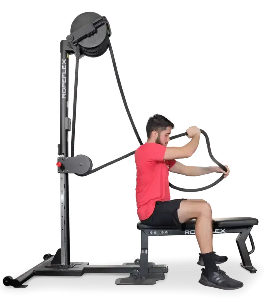 Ropeflex RX2500 Vertikal-Seiltrainer, Mann zieht sitzend das Seil vor der Brust