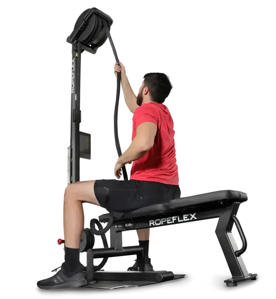Ropeflex RX2500 Vertikal-Seiltrainer, Mann zieht sitzend über Kopf, Ansicht von der Seite
