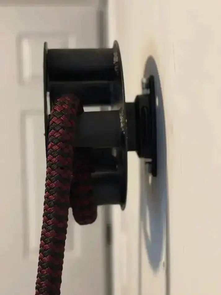 Ropeflex RX505 Endlosseil-Trommel, Detail der Trommel an der Wand mit rot-schwarzem Seil