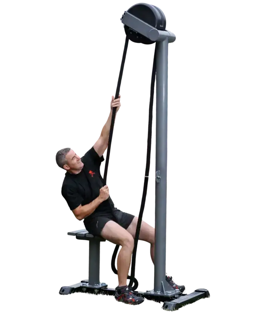 Ropeflex RX5500 Outdoor-Seiltrainer – Mann trainiert im Sitzen am Endlosseil vor dunklem Hintergrund