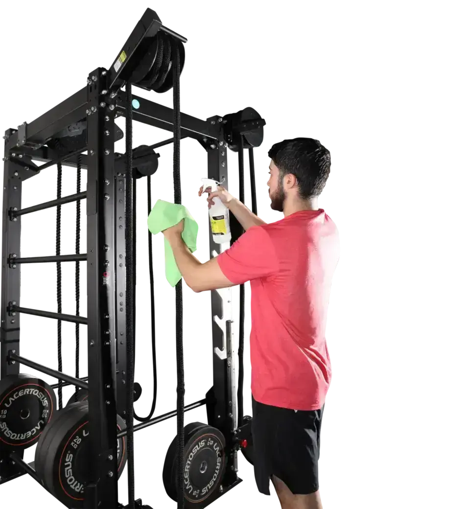 Ropeflex RX8200 Endlosseil-Rig, Person reinigt die Station mit einem Tuch