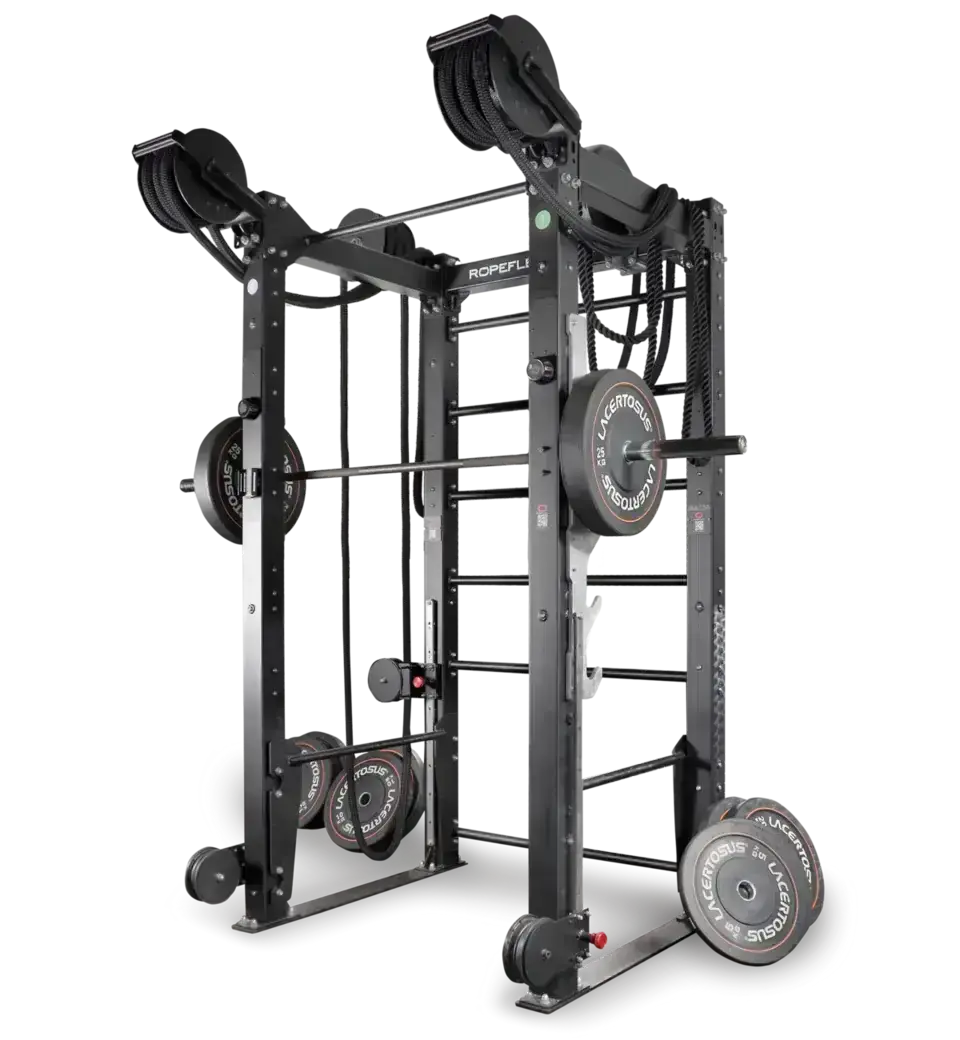 Ropeflex RX8200 Endlosseil-Rig, Schrägansicht mit Seilrollen und Hantelscheiben vor Schwarz