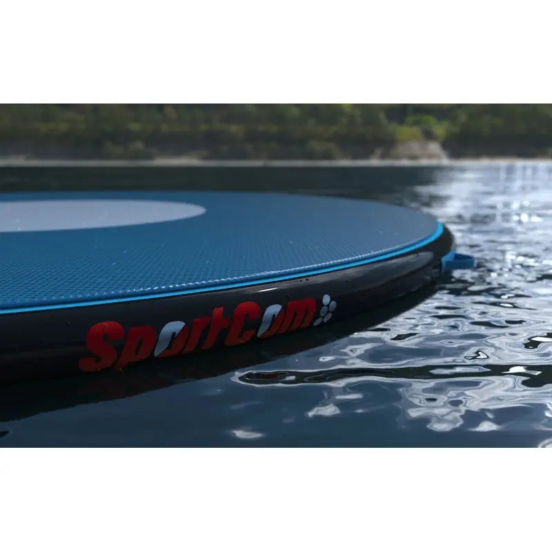SportCom Aqua-Ringmatte für Kampfsport: Detail der Kante mit Logo auf dem Wasser