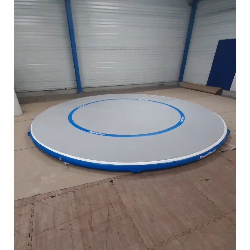 SportCom Aqua-Ringmatte für Kampfsport in einer Halle, Seitenansicht aus flachem Winkel