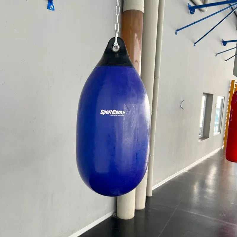 SportCom AquaStrike Wassersandsack Blau, an der Decke eines Trainingsraums hängend, Seitenansicht