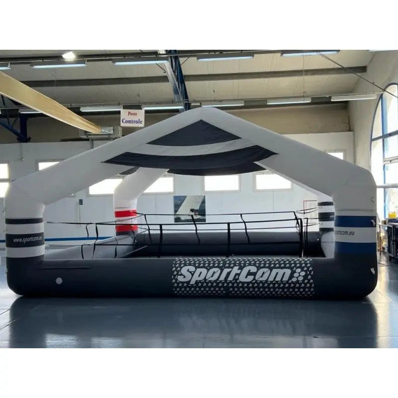 SportCom Aufblasbarer Boxring mit Überdachung, in einer Halle aufgebaut, Frontansicht