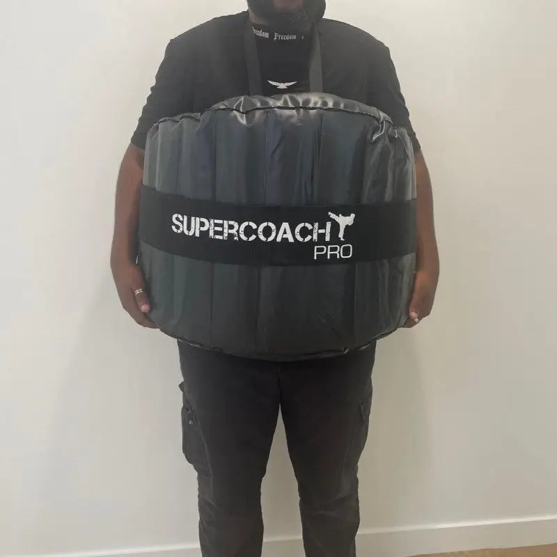 SportCom Aufblasbarer Punchingbelt, getragen in leicht erhöhter Position, Frontansicht mit Supercoach Pro Logo
