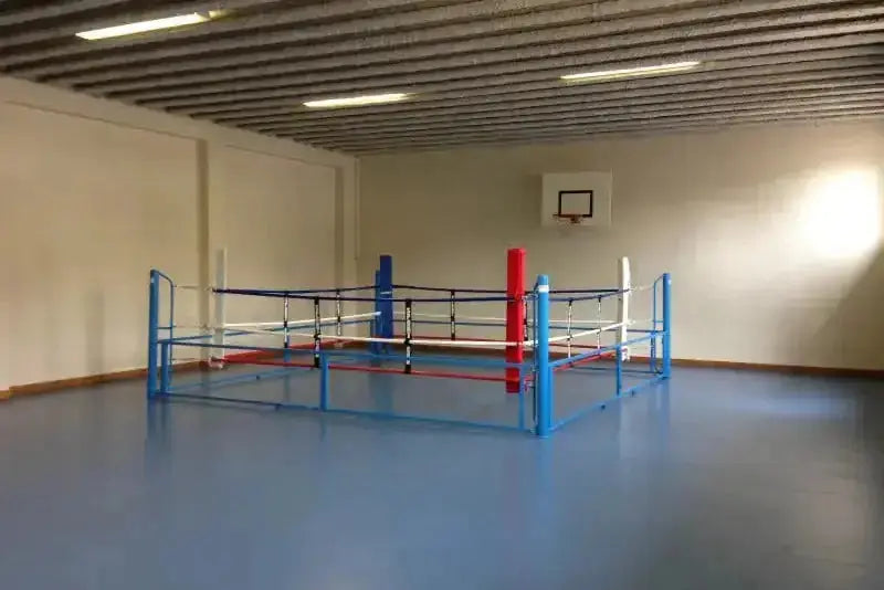 SportCom Beweglicher Boxring – in einer Sporthalle mit Basketballkorb, Totale