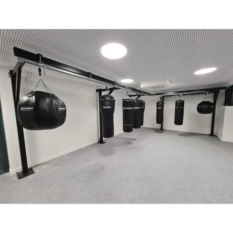 SportCom Birnenförmiger Uppercut-Sandsack Echtleder an einem Stahlgerüst in einem hellen Trainingsraum