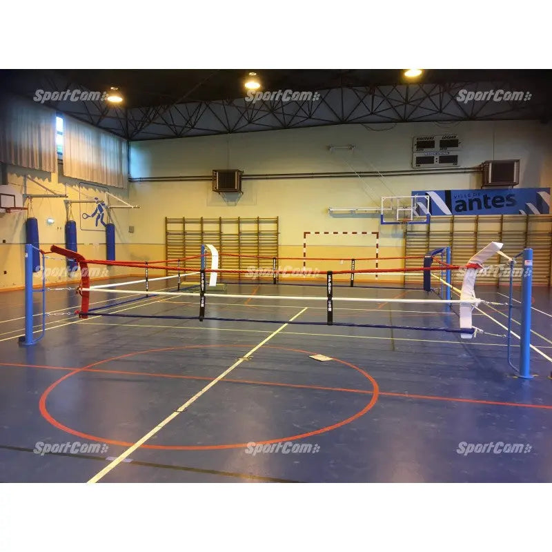 SportCom Bodenanker-Boxring mit Stahlpfosten in einer Sporthalle mit Basketballfeld