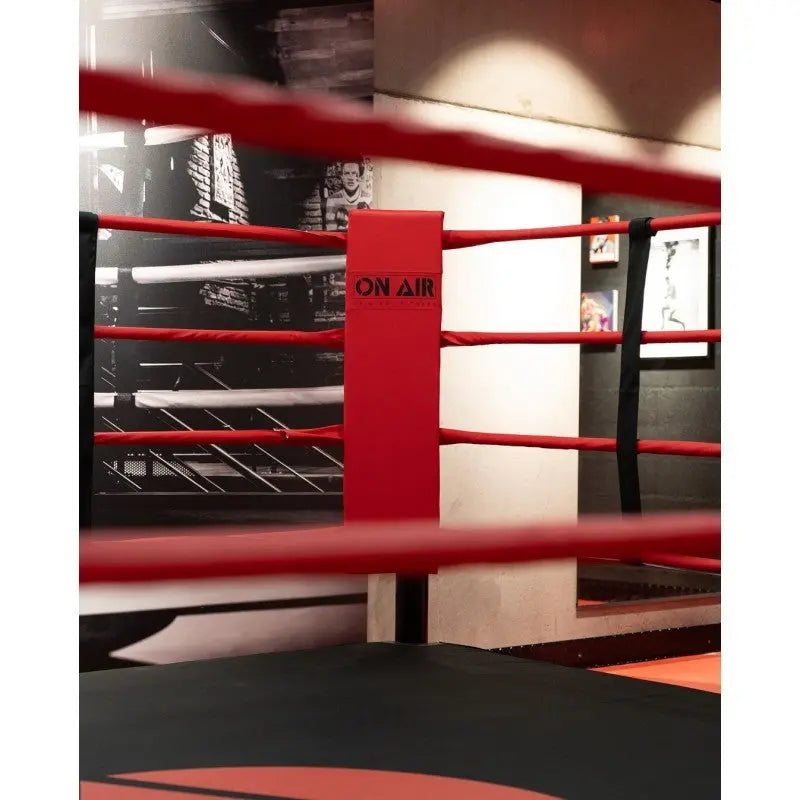 SportCom Boxring-Individualisierung: Detail der roten Seile und eines bedruckten roten Eckpolsters
