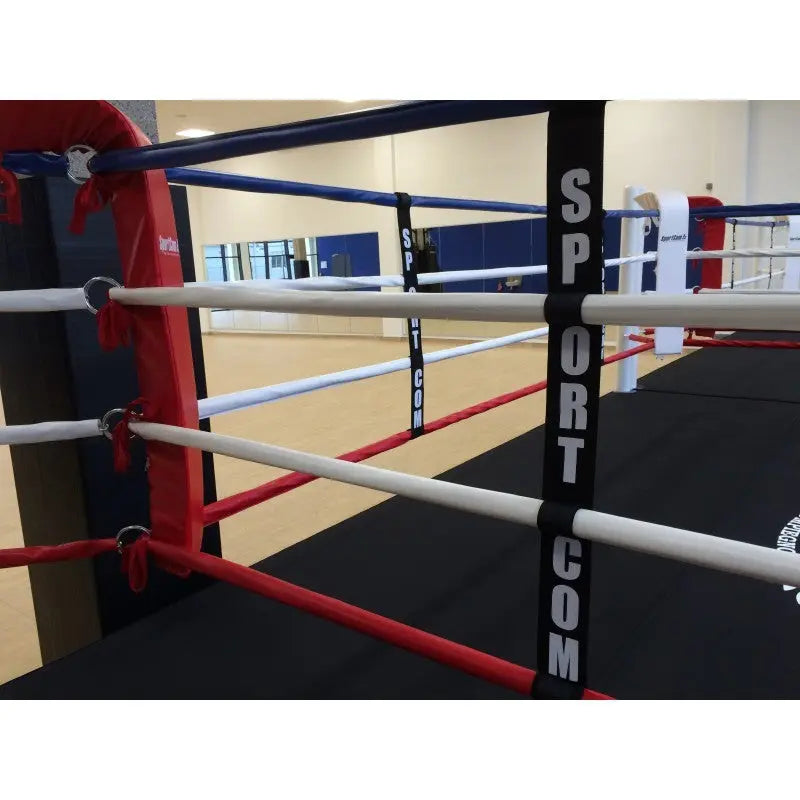 SportCom Boxring-Seiltrenner 8er-Set an roten, weißen und blauen Seilen, Blick in eine Ringecke